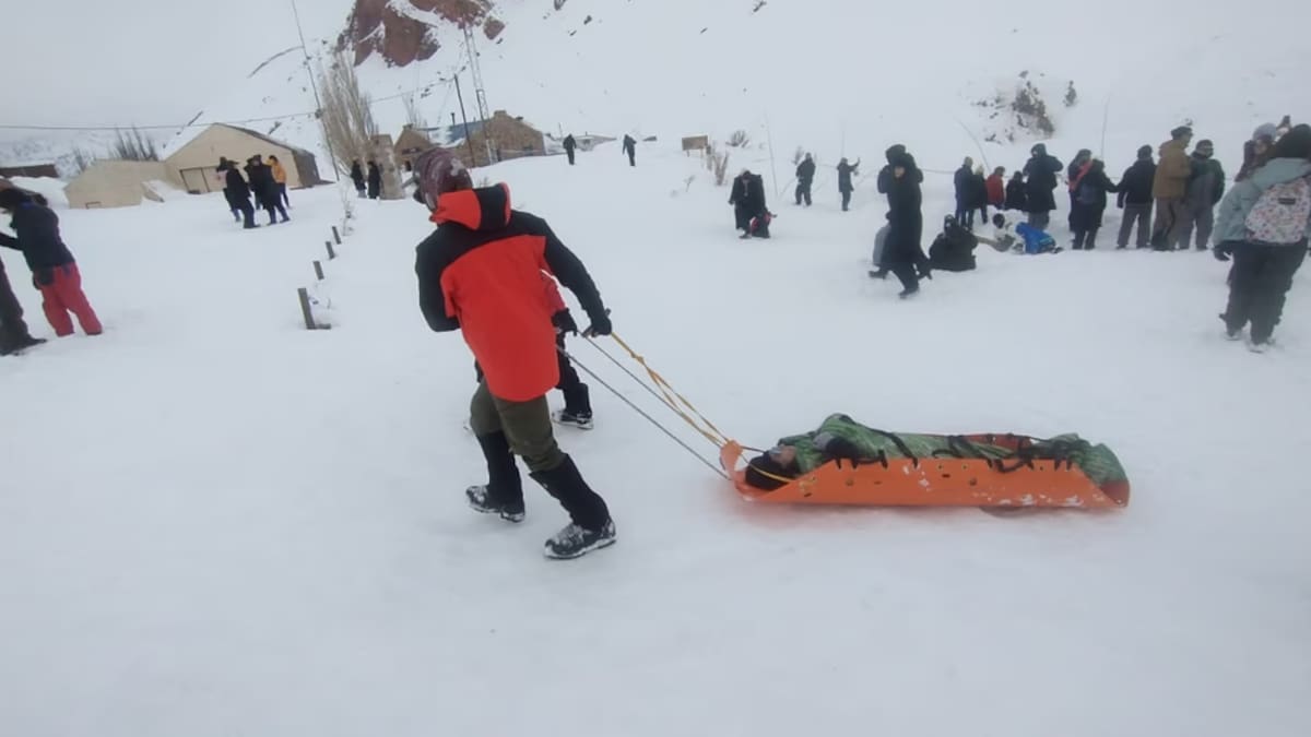 Alerta en Mendoza: un intenso viento blanco obligó a evacuar a más de 200 turistas en Puente del Inca