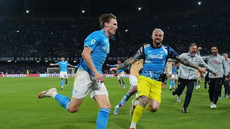 Napoli grita campeón en el Diego Armando Maradona: le ganó al Cagliari y consiguió su cuarto "Scudetto" pese al triunfo del Inter