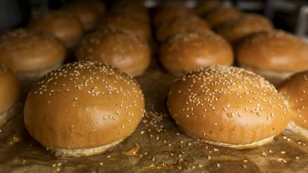 Pan de hamburguesa rápido y fácil. Foto: Freepik.