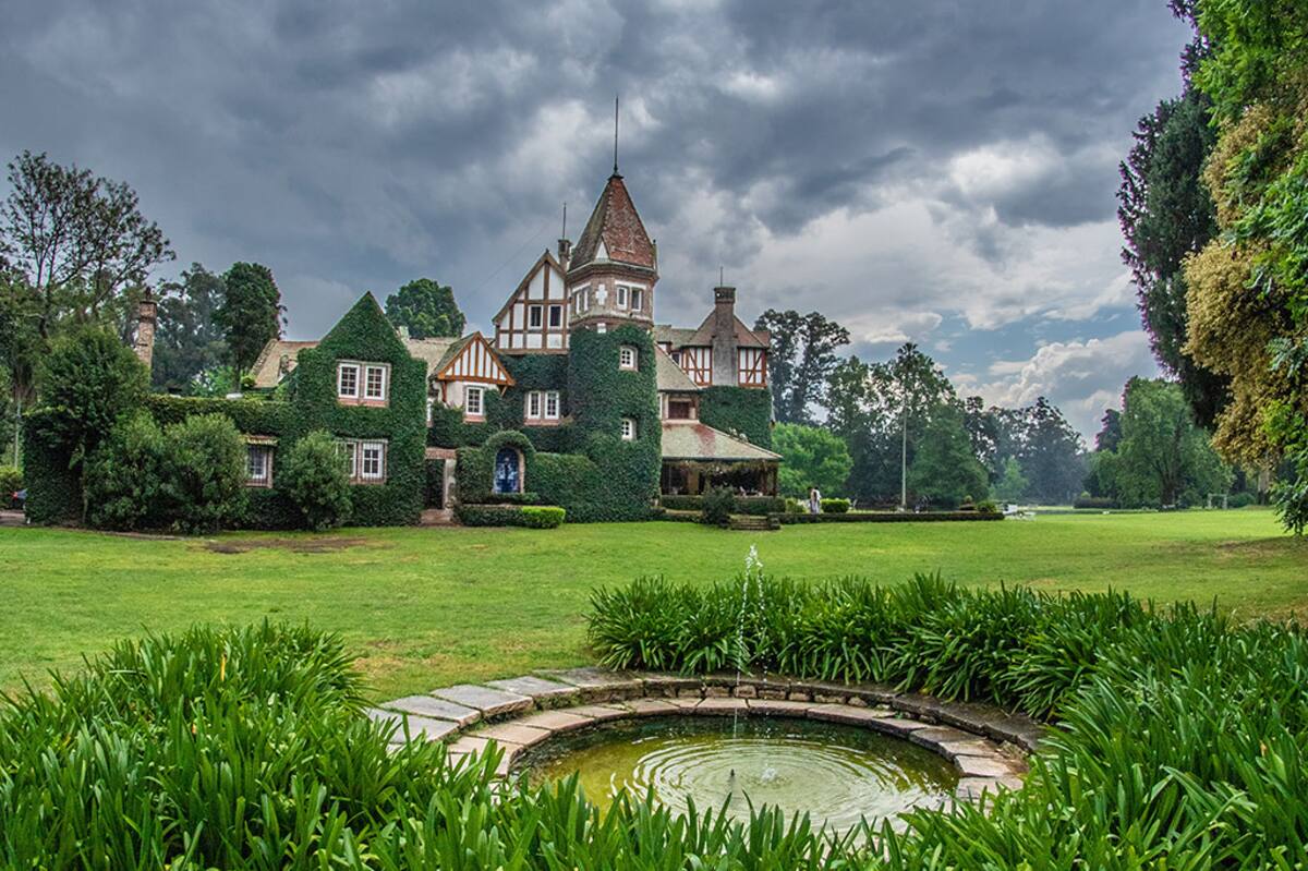 La Estancia Villa María, construida en 1927, combina arquitectura europea, vitrales y jardines centenarios a solo una hora de Buenos Aires.