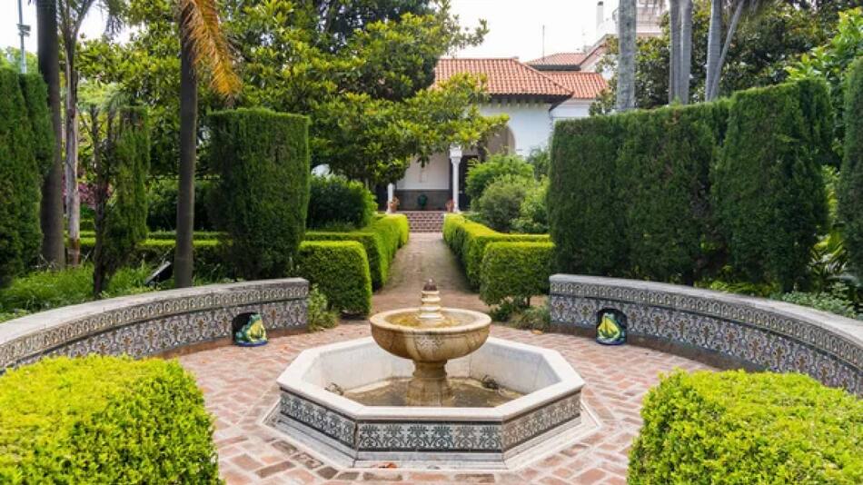 El jardín andaluz del Museo Larreta es uno de los pocos en su estilo de Sudamérica. Foto NA.