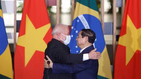Lula da Silva y el primer ministro vietnamita Pham Minh Chính. Foto: Reuters.
