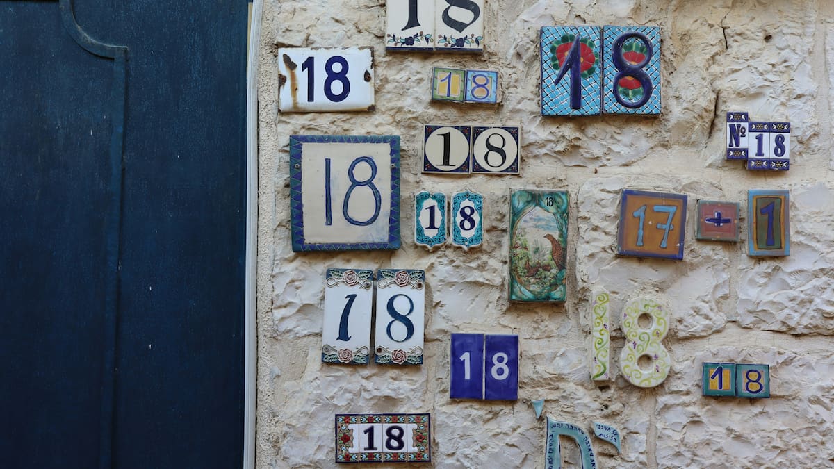 Una pared con mosaicos que tienen el número 18.
