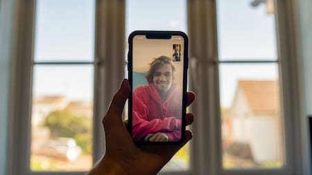 Videollamada en formato movil de WhatsApp. Foto: Unsplash