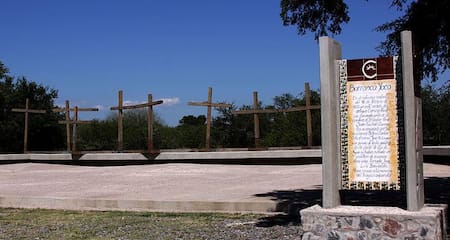 Las cruces colocadas en Barranca Yaco son un homenaje a quienes fueron asesinados