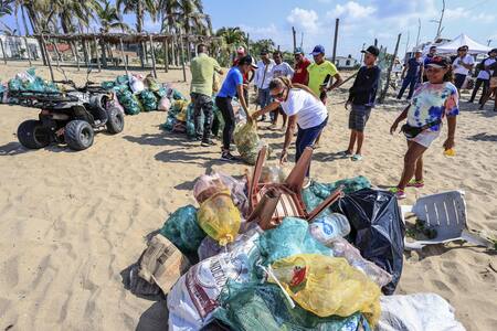Concurso en México para recolectar basura de las playas. Foto: EFE.