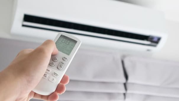 Cómo usar el aire acondicionado sin gastar de más: los 7 trucos que no fallan para ahorrar luz, según expertos