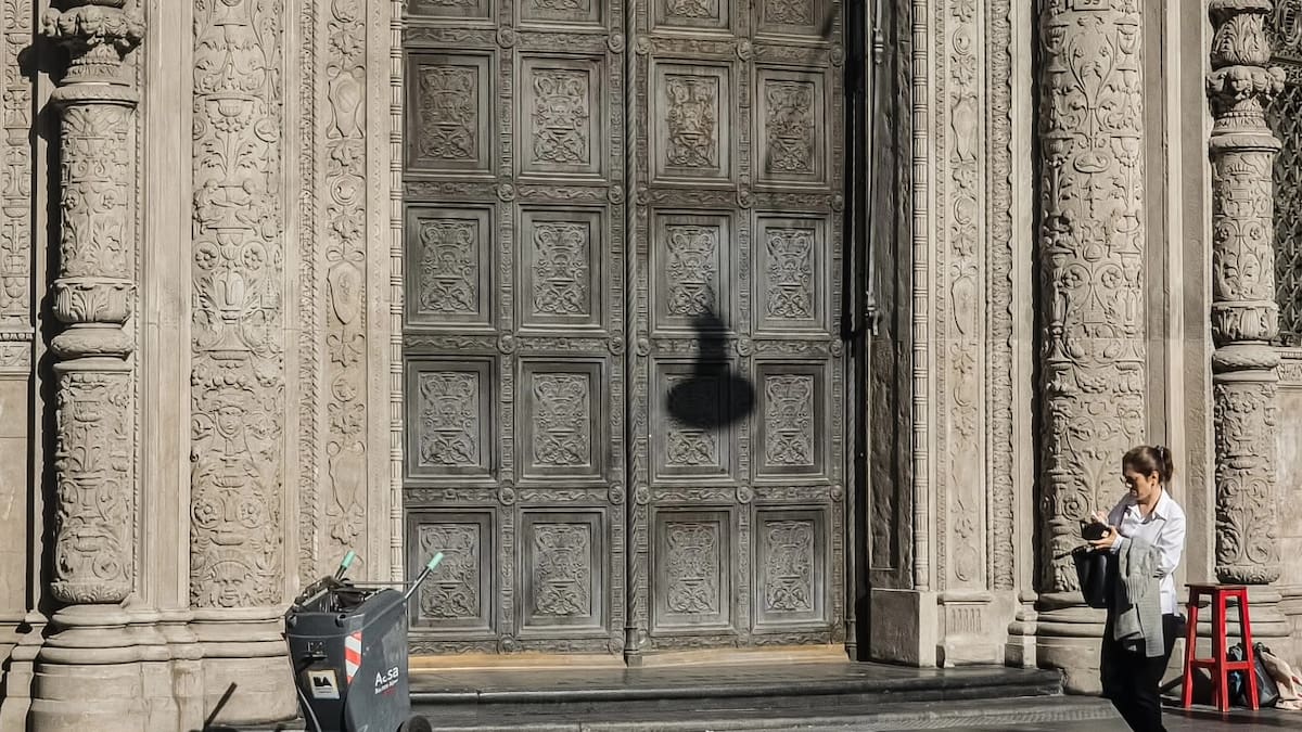 Una puerta de 4 toneladas se abre cada día en Buenos Aires