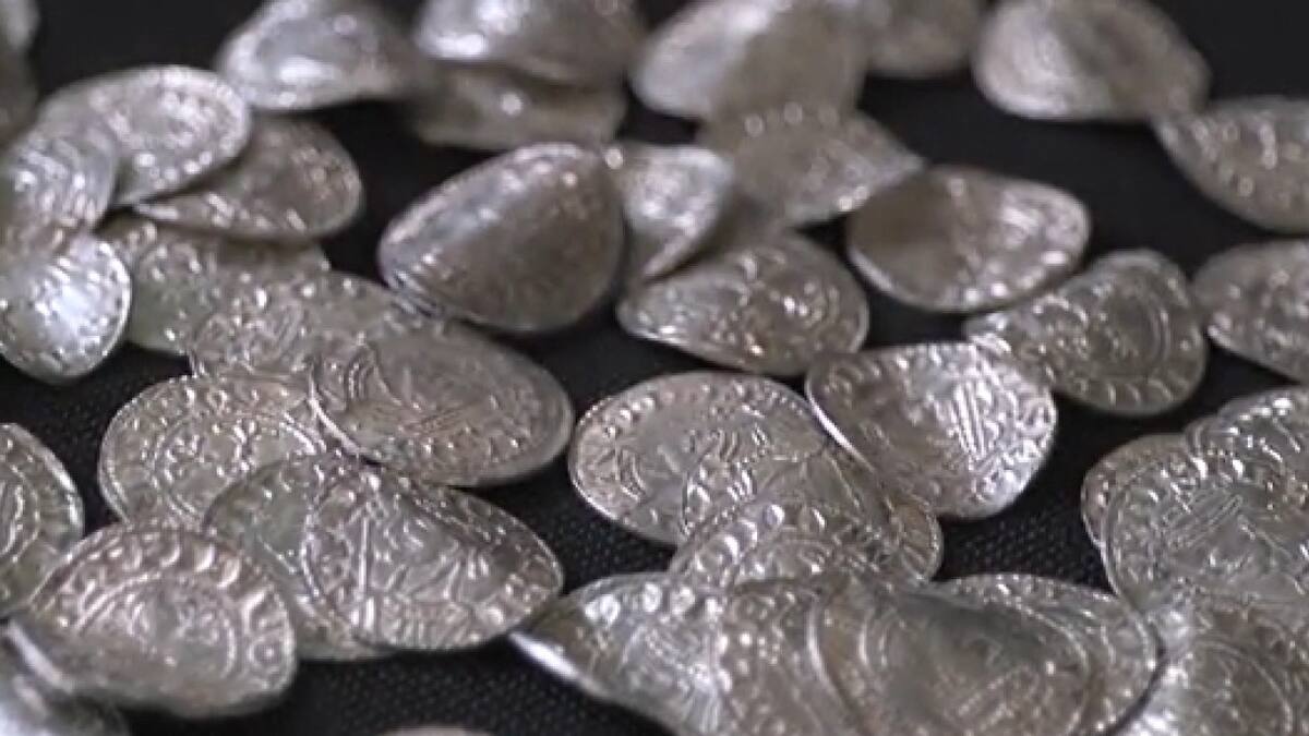 Monedas antiguas encontradas en Inglaterra. Foto: Reuters/Captura de video.