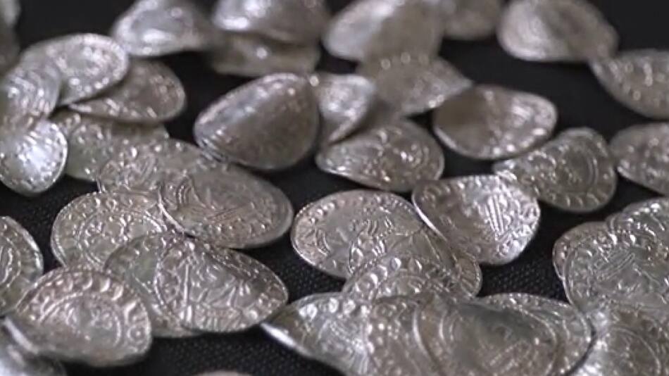 Monedas antiguas encontradas en Inglaterra. Foto: Reuters/Captura de video.