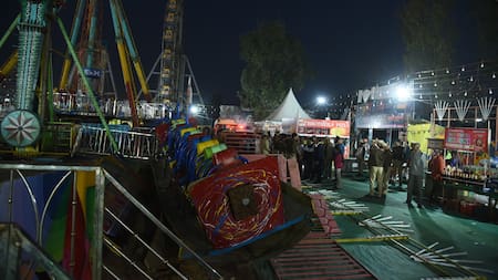 Video impactante: colapsó una atracción en una feria de la India, un policía murió y hay 13 heridos