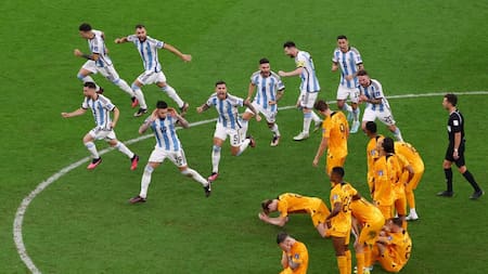 Cruce de jugadores argentinos con neerlandeses en el Mundial Qatar 2022. Foto: REUTERS.