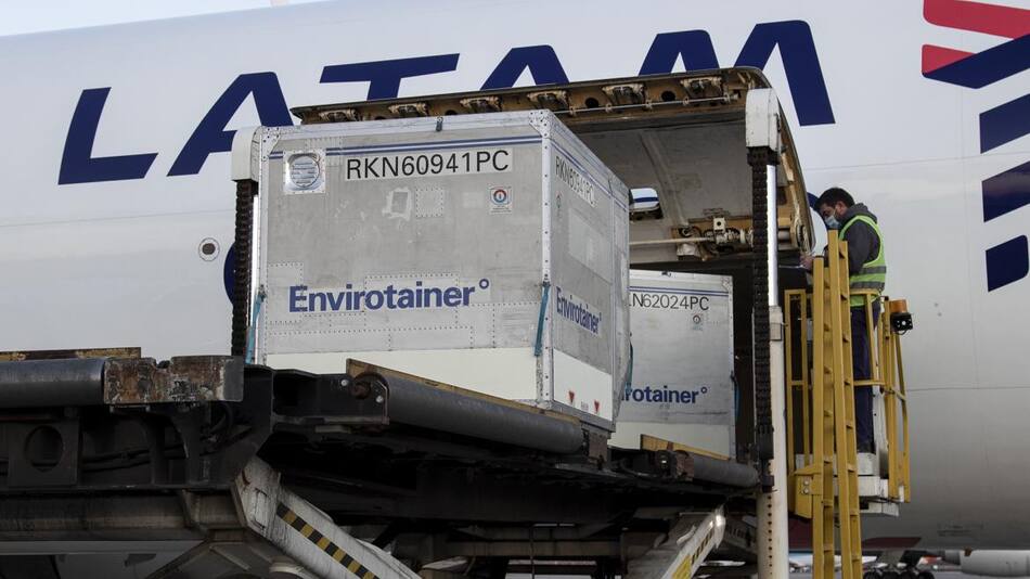 Llegaron a Ezeiza más de 800.000 vacunas de AstraZeneca, NA