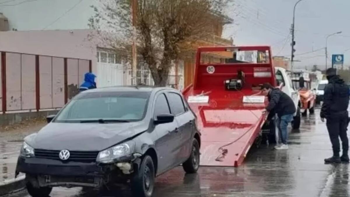 Así quedó el auto del patovica que tenía 2,35 gramos de alcohol en sangre. Foto: Gentileza La Opinión Austral.