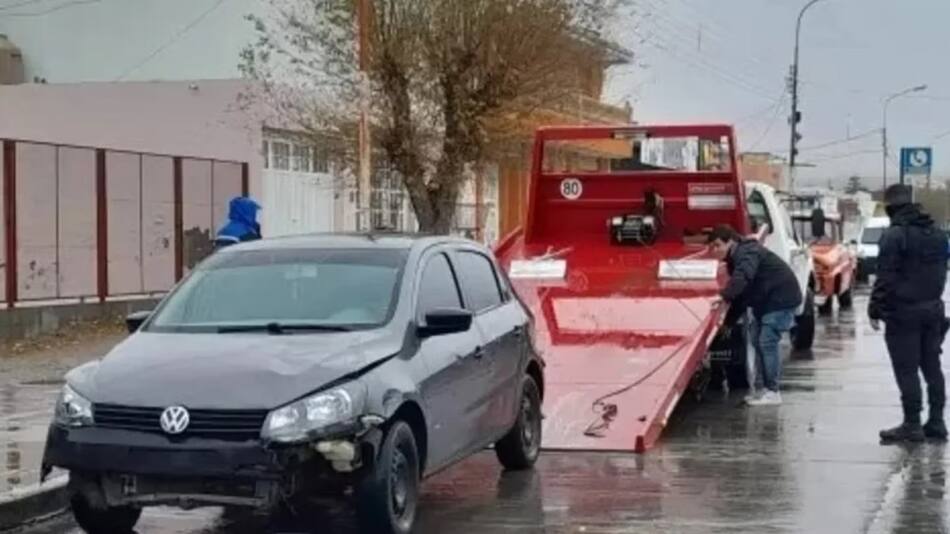 Así quedó el auto del patovica que tenía 2,35 gramos de alcohol en sangre. Foto: Gentileza La Opinión Austral.