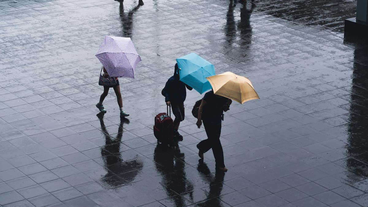 personas bajo la lluvia