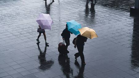personas bajo la lluvia