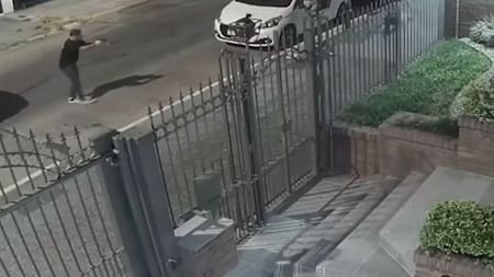 Video: así fue el enfrentamiento a tiros entre un policía y delincuentes en Ramos Mejía, evitó el robo y redujo a uno de los sospechosos