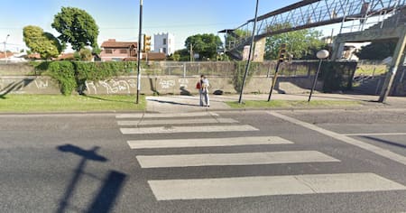 El puente de la intersección entre Rivadavia y Casacuberta, en Castelar. Foto: Google Street View.