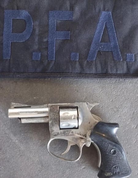 El arma que utilizó el hombre arrestado en la estación de Once. Foto: NA/PFA.