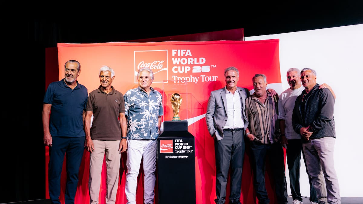 Los campeones del 86 y 78 con el trofeo de la Copa del Mundo.