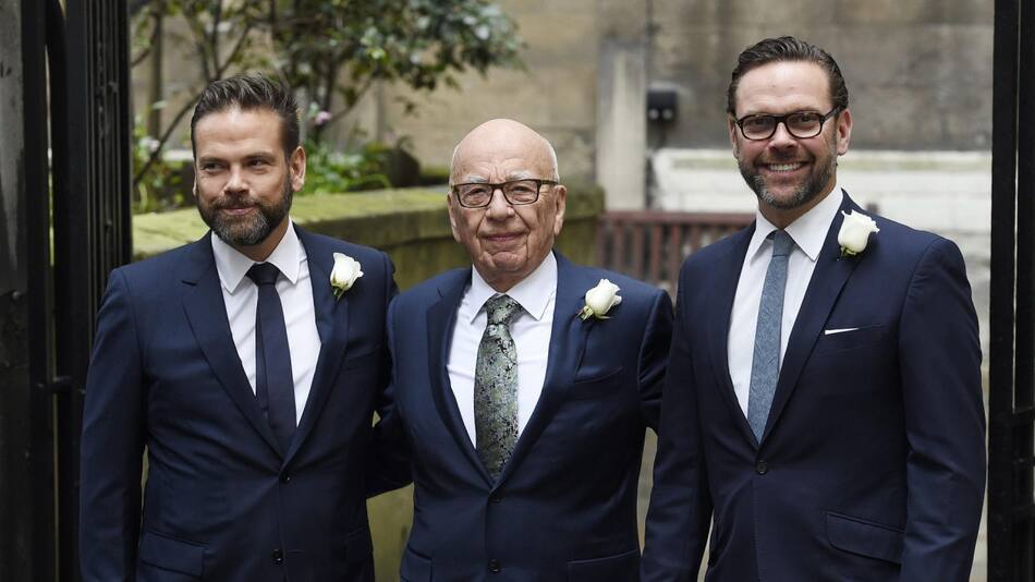 Rupert Murdoch junto a sus dos hijos. Foto: EFE.