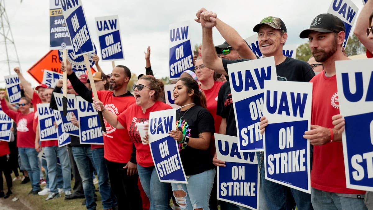 Los trabajadores festejaron el levantamiento de la huelga en Estados Unidos. Foto: Reuters.