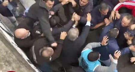 Berni en medio de los colectiveros. Foto: NA.