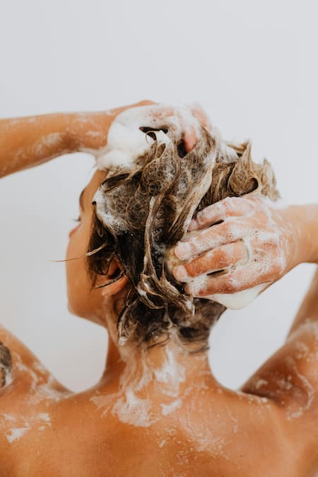 Shampoo; cabello. Foto: Pexels.