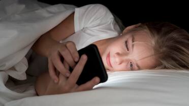 ¿Problemas de sueño?: la peligrosa consecuencia de dormir con el celular dentro de la habitación