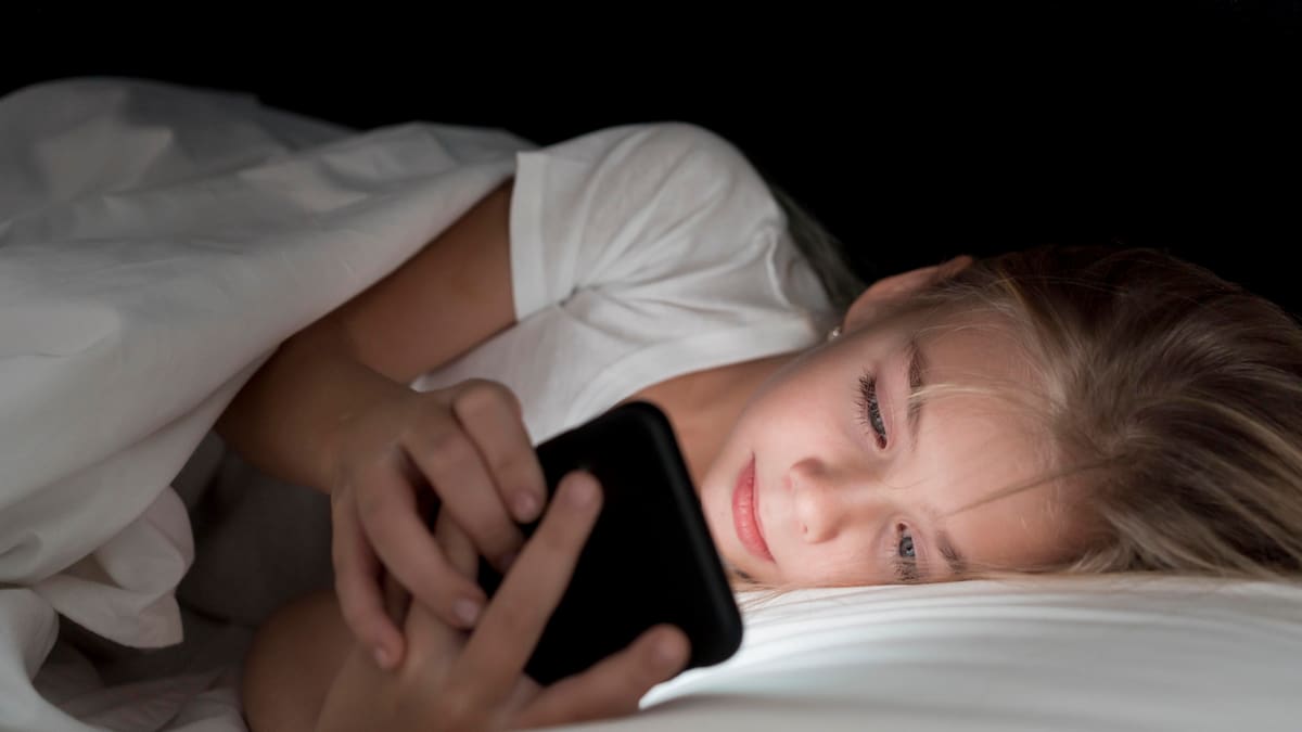 El celular en la cama podría no ser tan dañino: un estudio desafía las creencias sobre el sueño.