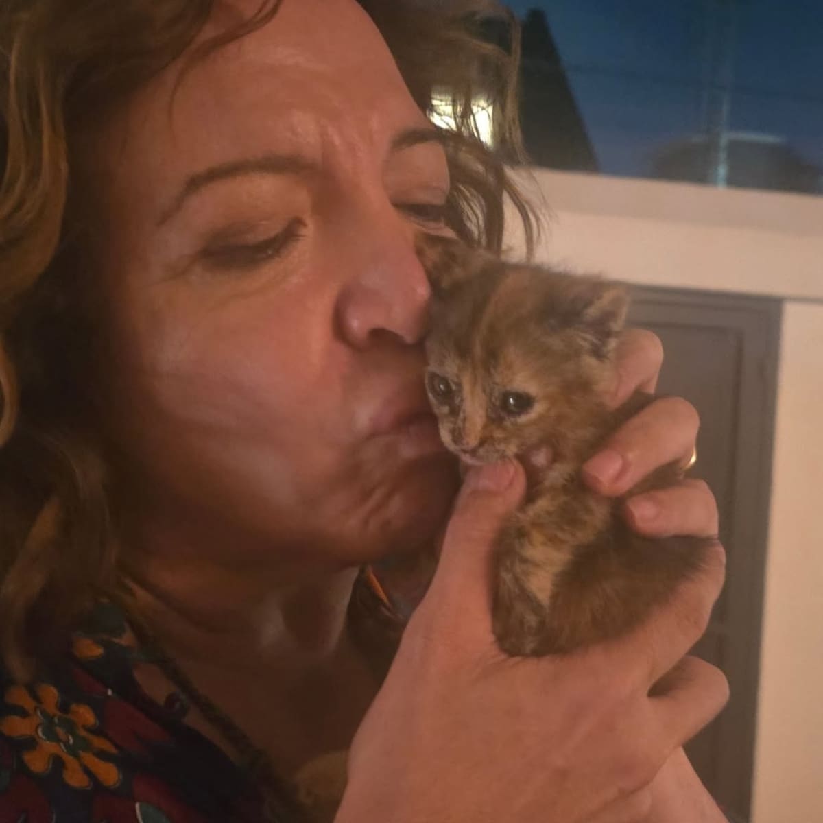 Lizy Tagliani junto a uno de sus gatos.