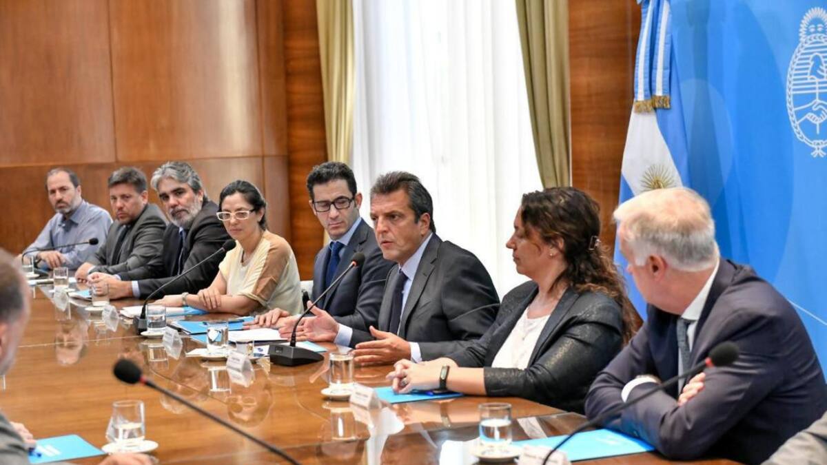 Massa y Tombolini junto a los representantes de las cámaras farmacéuticas. Foto: NA.
