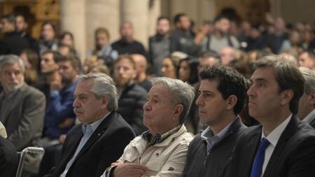 Alberto Fernández junto a Eduardo Duhalde y Wado De Pedro en la Misa por la Paz. Foto: Telam.
