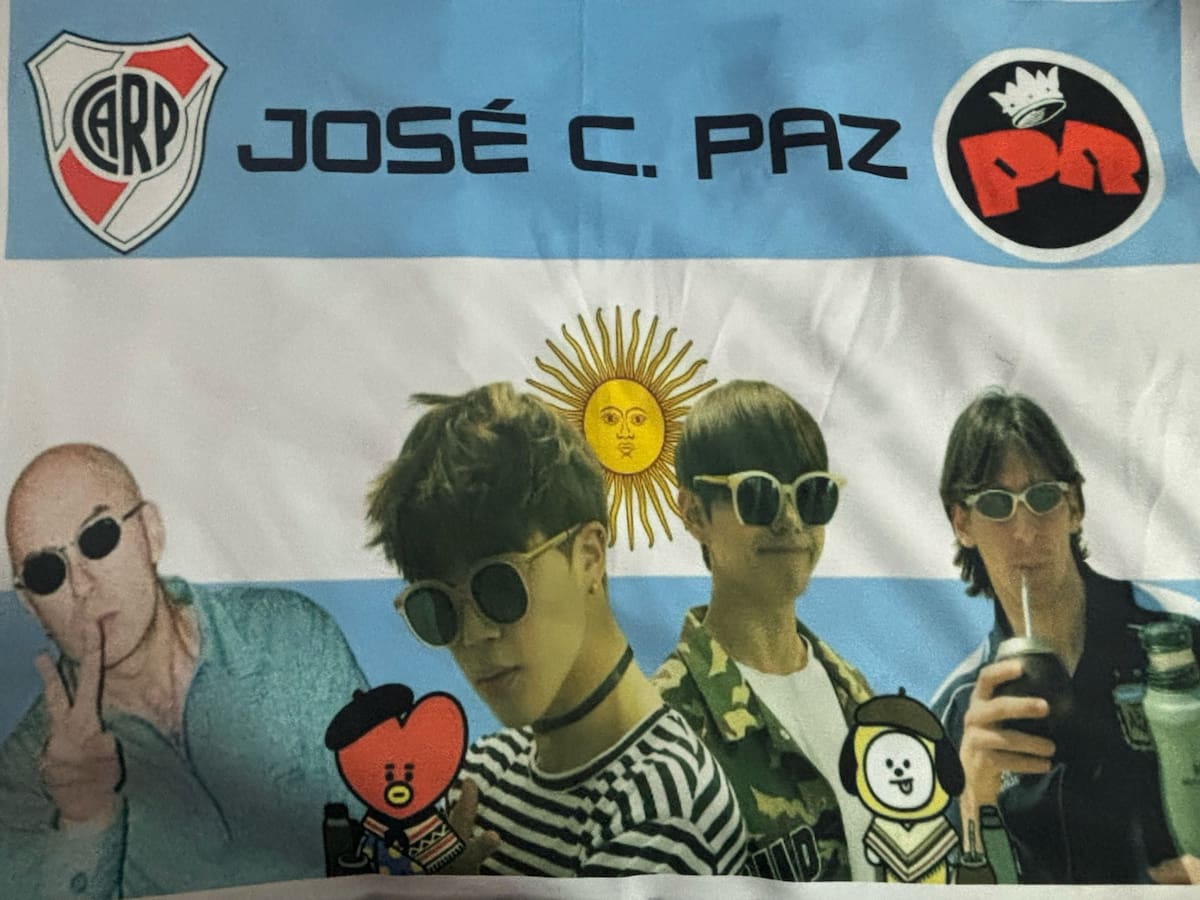 Banderas hechas por las fanáticas de BTS.