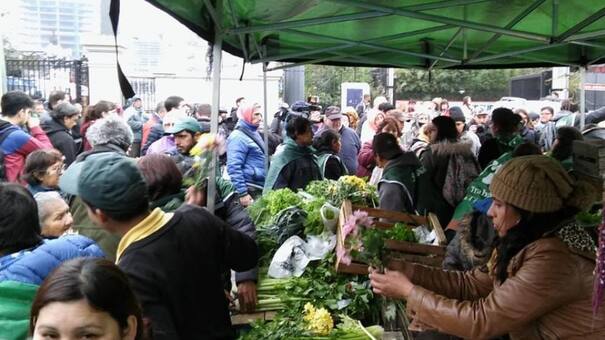 "Verdurazo" de pequeños productores frente La Rural, en pleno paro del campo