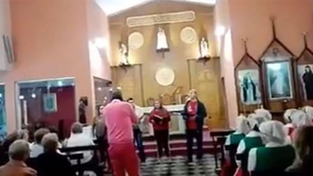 Video viral - entró a una iglesia indignado