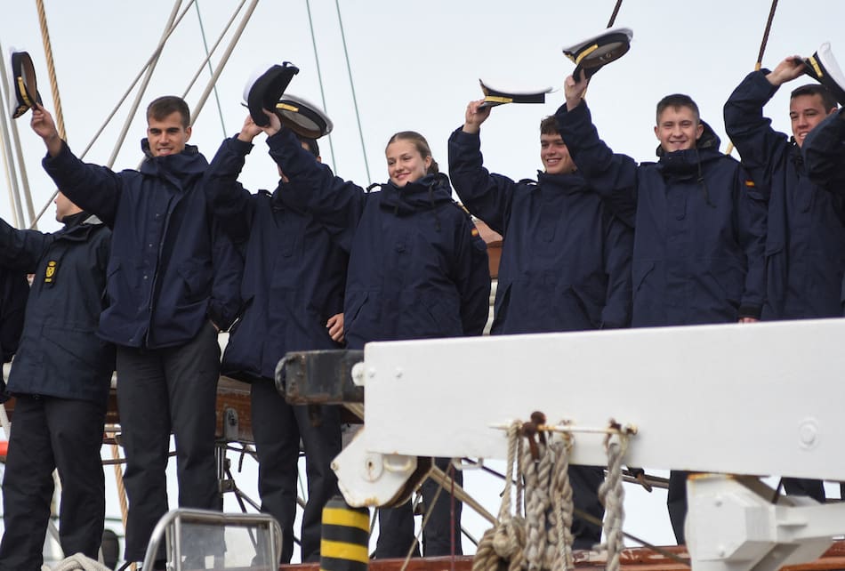 La princesa Leonor saluda al salir de la base naval chilena, en Punta Arenas. Foto: Reuters/Rodrigo Maturana.