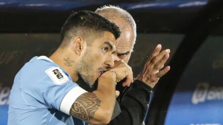 Luis Suárez y Marcelo Bielsa juntos en la selección uruguaya. Foto: NA.