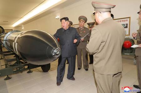 Kim Jong-Un inspecciona armas nucleares. Foto: EFE.