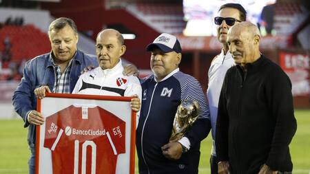 Homenaje a Maradona en cancha de Independiente