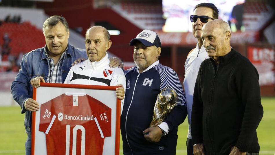 Homenaje a Maradona en cancha de Independiente