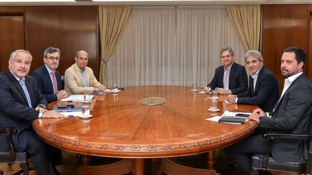 Reunión de Luis Caputo con la cúpula de la UIA.