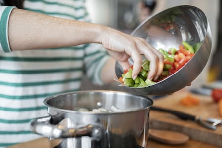 Sofrito ajo cebolla morrón comida verdura vegetales. Foto Unsplash