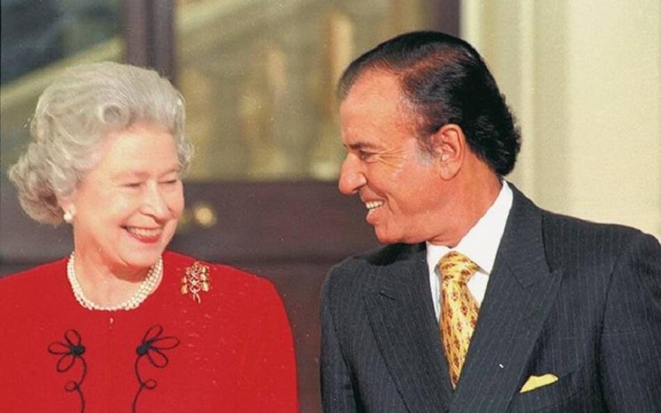 Carlos Menem en su visita al Reino Unido junto a la Reina Isabel