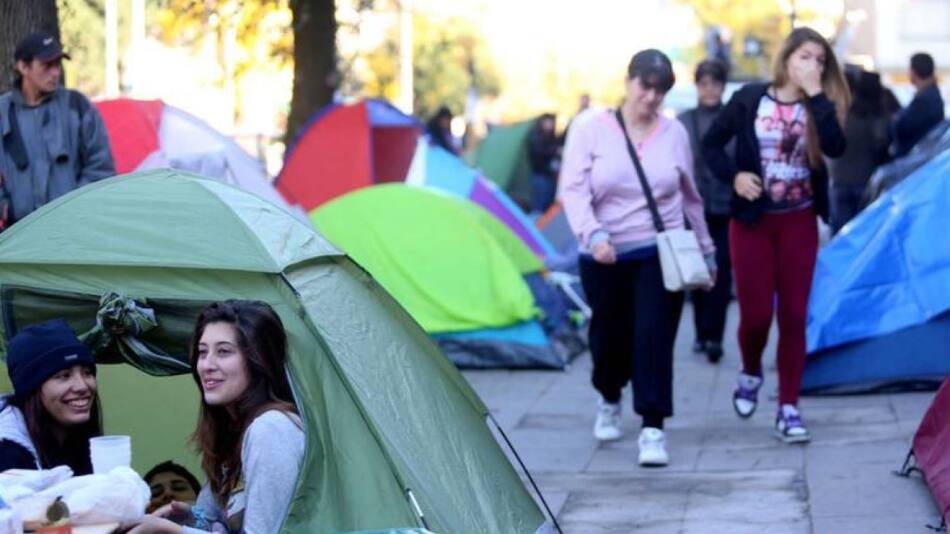 Prohíben los acampes para recitales fuera de la cancha de Velez. Foto: X