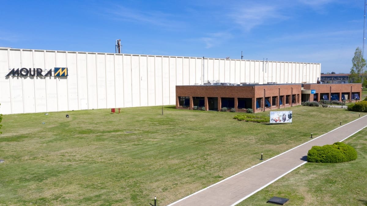 La fábrica de baterías Moura cerró dos plantas de producción en Pilar y analizar importar desde Brasil