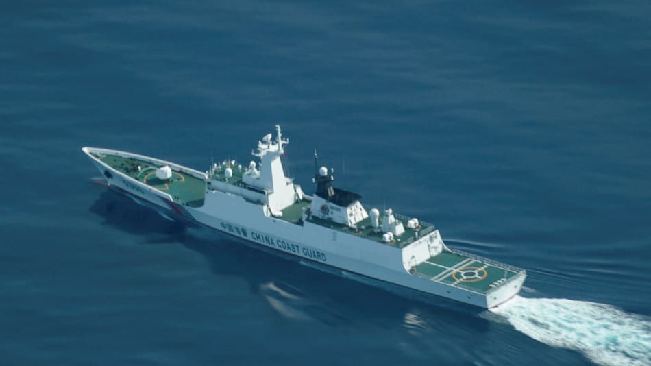 Un barco de la Guardia Costera de China navega cerca de una zona disputada con Filipinas.