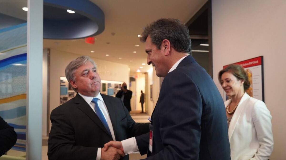 Sergio Massa junto a responsables de Chevron. Foto: Prensa.