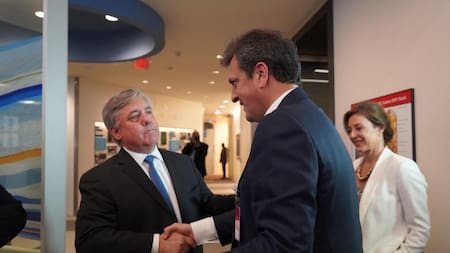 Sergio Massa junto a responsables de Chevron. Foto: Prensa.